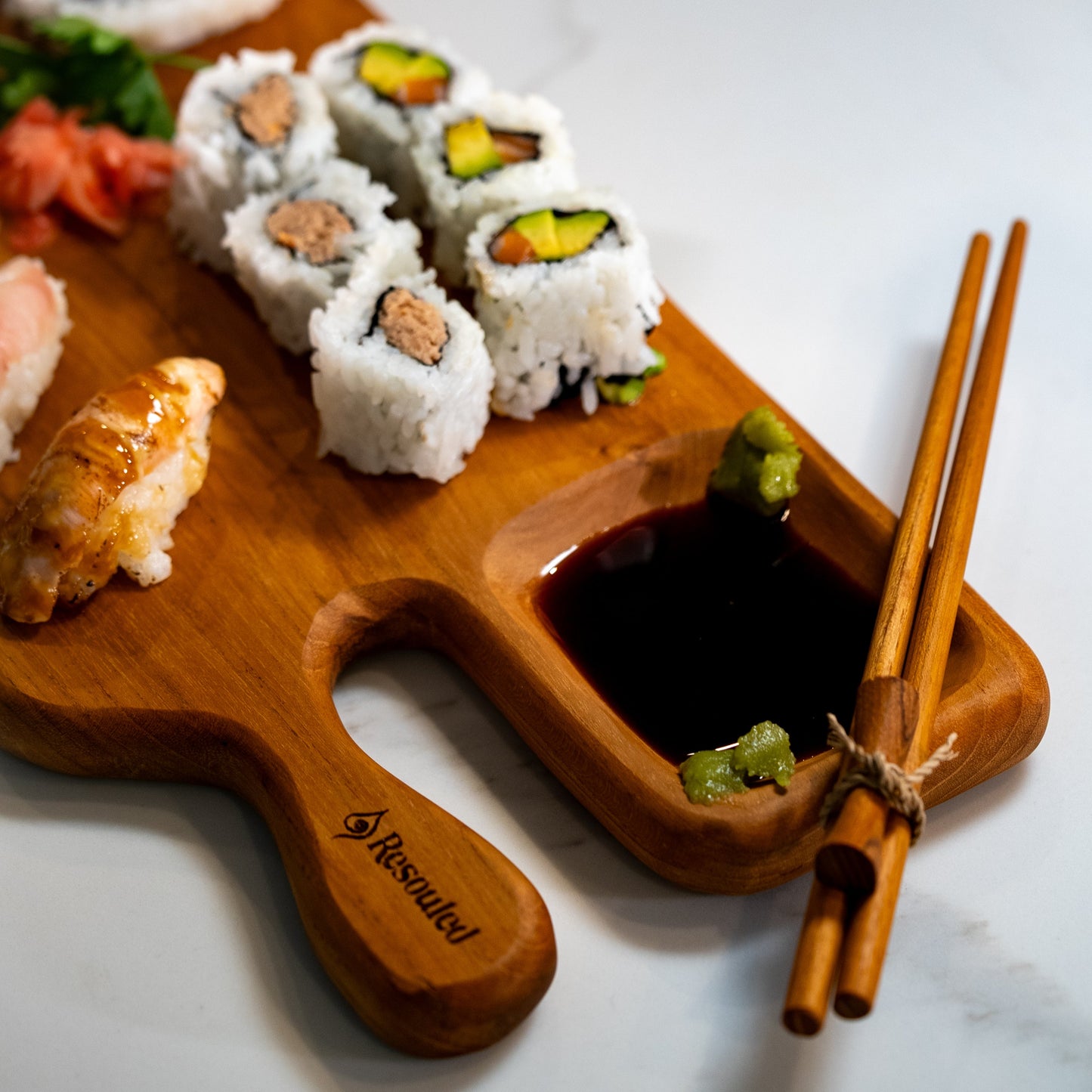 This serving board features an ergonomic handle for easy carrying and a built-in dip space to hold your favourite dips, spreads, or garnishes.
40cm x 18cm x 1.5cm