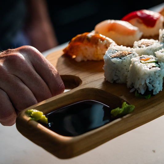 This serving board features an ergonomic handle for easy carrying and a built-in dip space to hold your favourite dips, spreads, or garnishes.
40cm x 18cm x 1.5cm