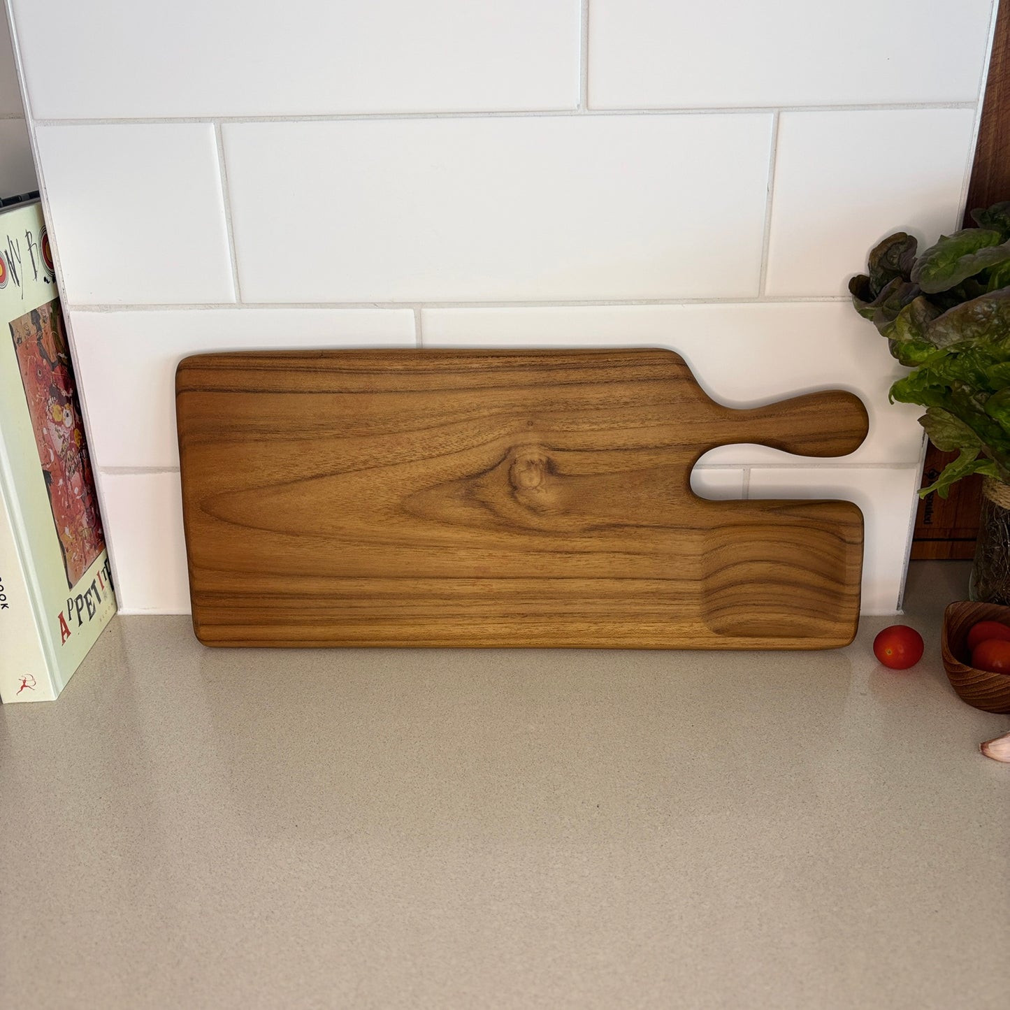This serving board features an ergonomic handle for easy carrying and a built-in dip space to hold your favourite dips, spreads, or garnishes.
40cm x 18cm x 1.5cm