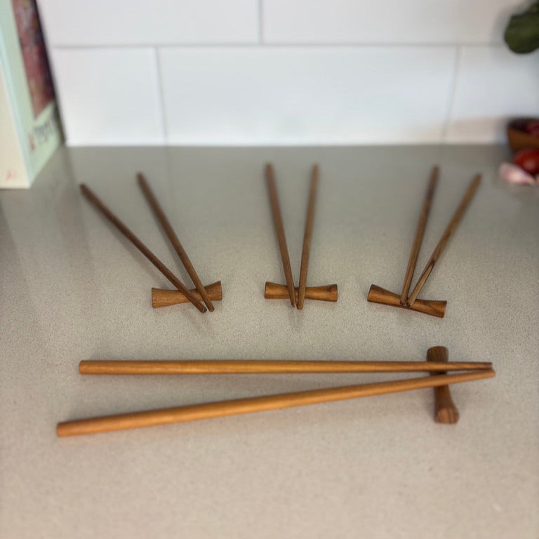 Handcrafted from sustainable teak root, these chopsticks bring a touch of rustic charm and adventure to your table.
23cm with small stand