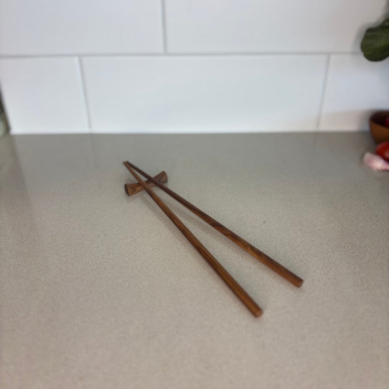 Handcrafted from sustainable teak root, these chopsticks bring a touch of rustic charm and adventure to your table.
23cm with small stand