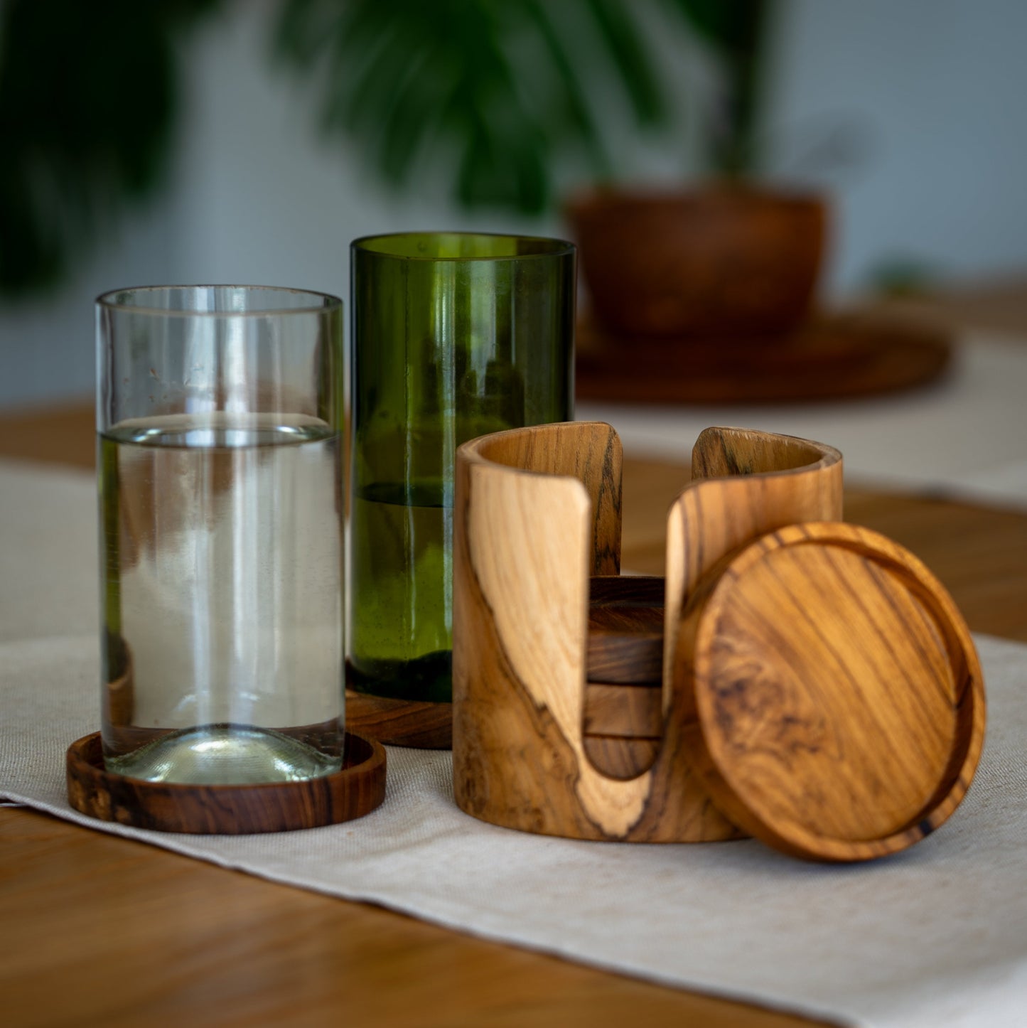 Handcrafted from sustainable teak root, each coaster in this set of 6 is a unique slice of nature, designed to catch drips and spills.
Coaster: 10cm x 1.5cm
Holder: 12cm x 10.5cm