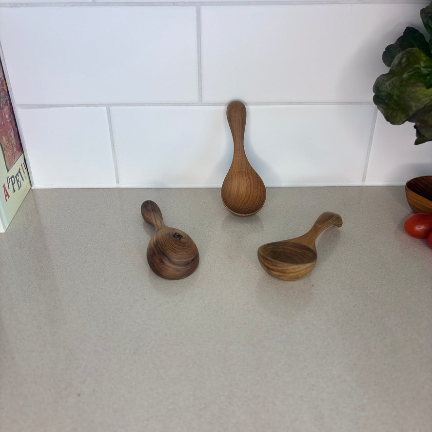 Sustainable Teak Root Coffee Scoop – the perfect blend of function and natural beauty.
12.5cm x 5cm x 3cm