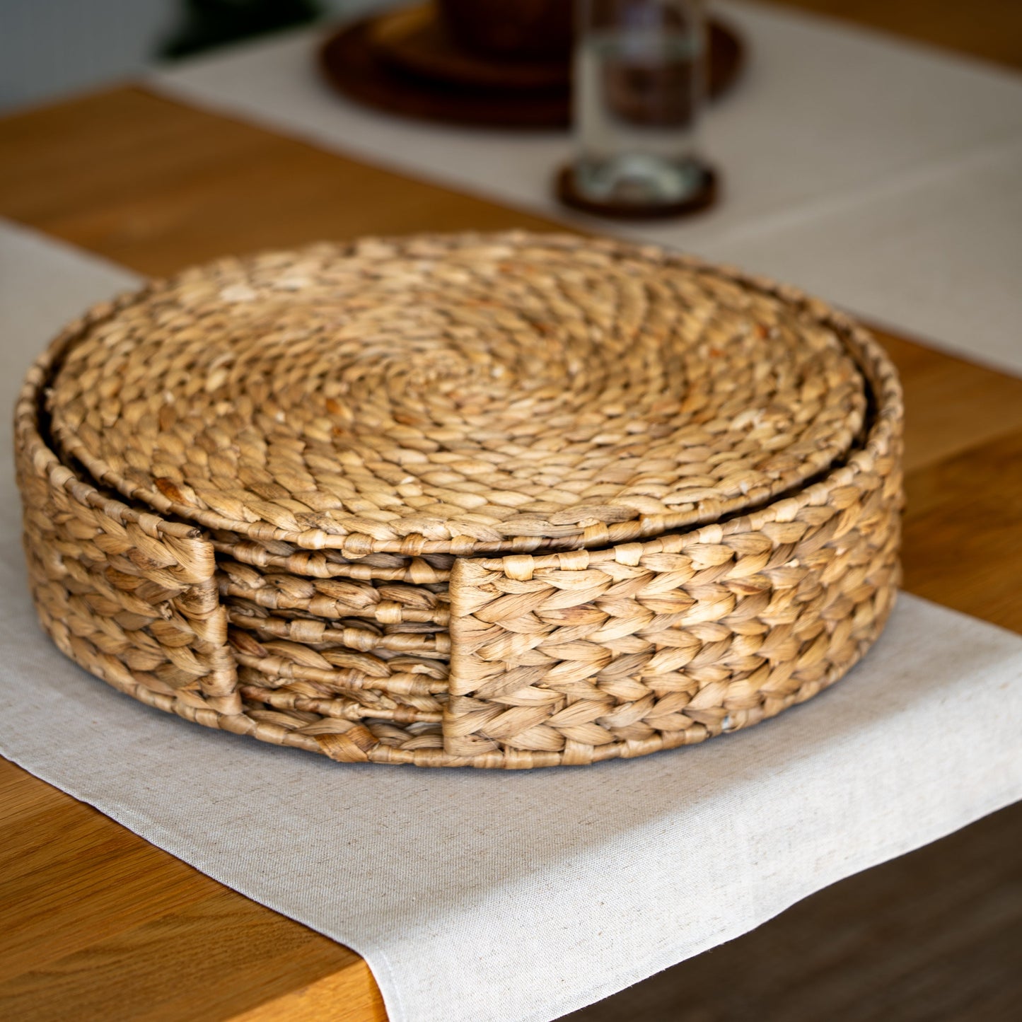These handwoven placemats are made from sustainable water hyacinth and are stylish and versatile as they can also be used as trivet mats. The holder can also be used for serving or as a decorative centre piece, and comes as a set of 6. Dimensions: 36cm diameter.