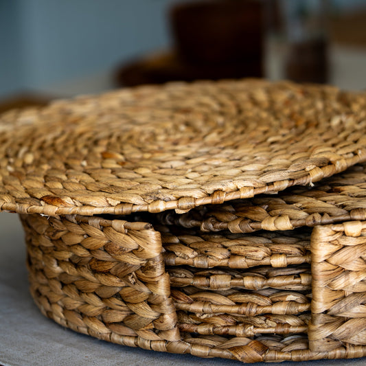 These handwoven placemats are made from sustainable water hyacinth and are stylish and versatile as they can also be used as trivet mats. The holder can also be used for serving or as a decorative centre piece, and comes as a set of 6. Dimensions: 36cm diameter.