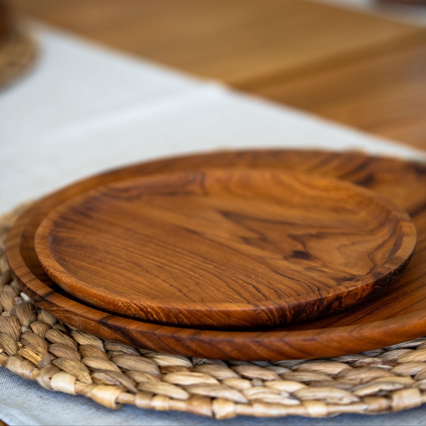 These handwoven placemats are made from sustainable water hyacinth and are stylish and versatile as they can also be used as trivet mats. The holder can also be used for serving or as a decorative centre piece, and comes as a set of 6. Dimensions: 36cm diameter.