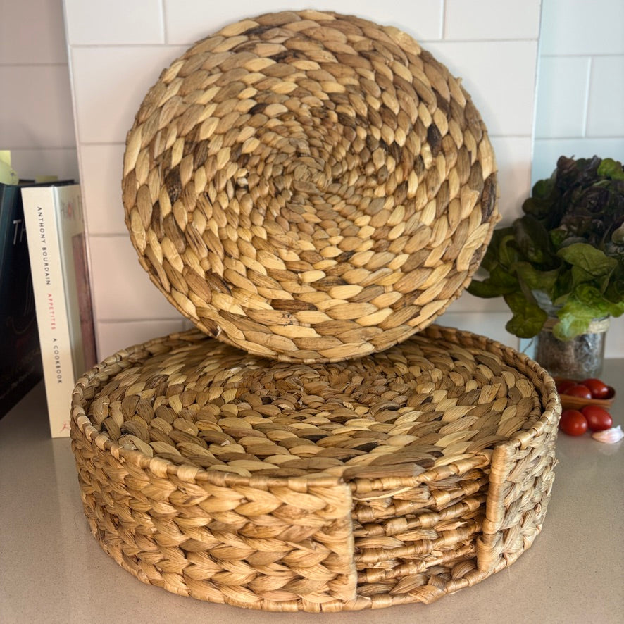These handwoven placemats are made from sustainable water hyacinth and are stylish and versatile as they can also be used as trivet mats. The holder can also be used for serving or as a decorative centre piece, and comes as a set of 6. Dimensions: 36cm diameter.