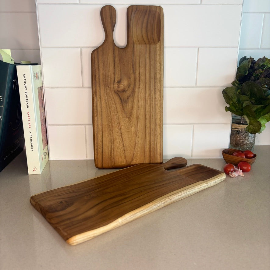 This serving board features an ergonomic handle for easy carrying and a built-in dip space to hold your favourite dips, spreads, or garnishes.
40cm x 18cm x 1.5cm