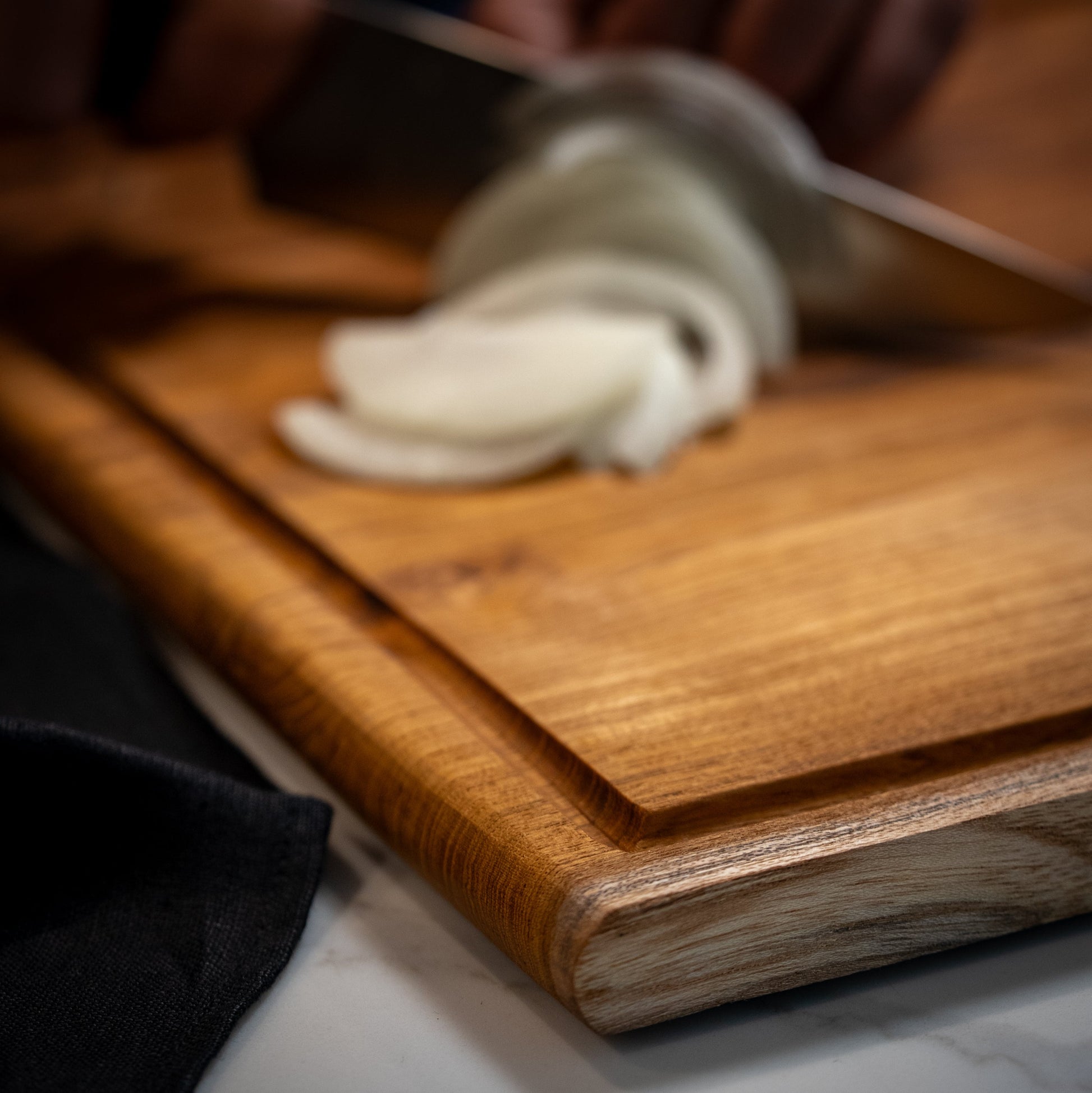 Tough, durable, and naturally beautiful. Built-in grooves capture liquids and keep your countertop clean
40cm x 35cm x 2cm