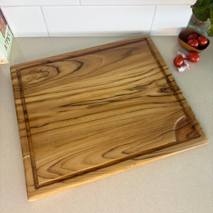 Tough, durable, and naturally beautiful. Built-in grooves capture liquids and keep your countertop clean
40cm x 35cm x 2cm