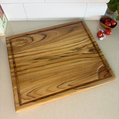 Tough, durable, and naturally beautiful. Built-in grooves capture liquids and keep your countertop clean
40cm x 35cm x 2cm