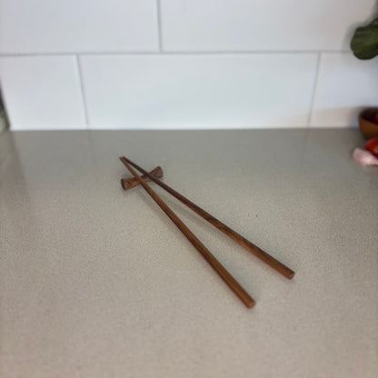 Handcrafted from sustainable teak root, these chopsticks bring a touch of rustic charm and adventure to your table.
23cm with small stand