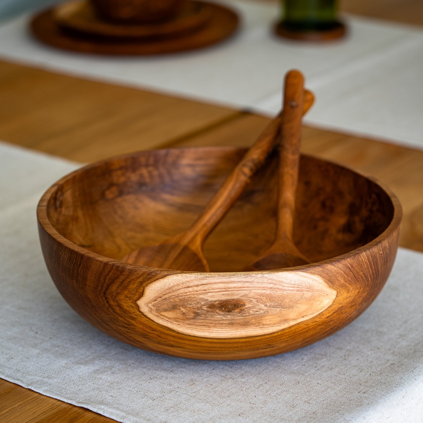 Beautifully handcrafted salad bowl and decorative centre bowl with unique rich grain and character of teak root, generously sized to hold everything from leafy greens to pasta salads, holding fruit, decorative accents, or standing alone as a statement piece. Dimensions: Salad serving bowl: 30cm x 10cm, Servers:&nbsp;28cm x 9cm x 2cm, Decorative centre bowl: 25cm x 25cm x 8cm&nbsp;
(Shape and measurements vary slightly due to the unique craftsmanship)