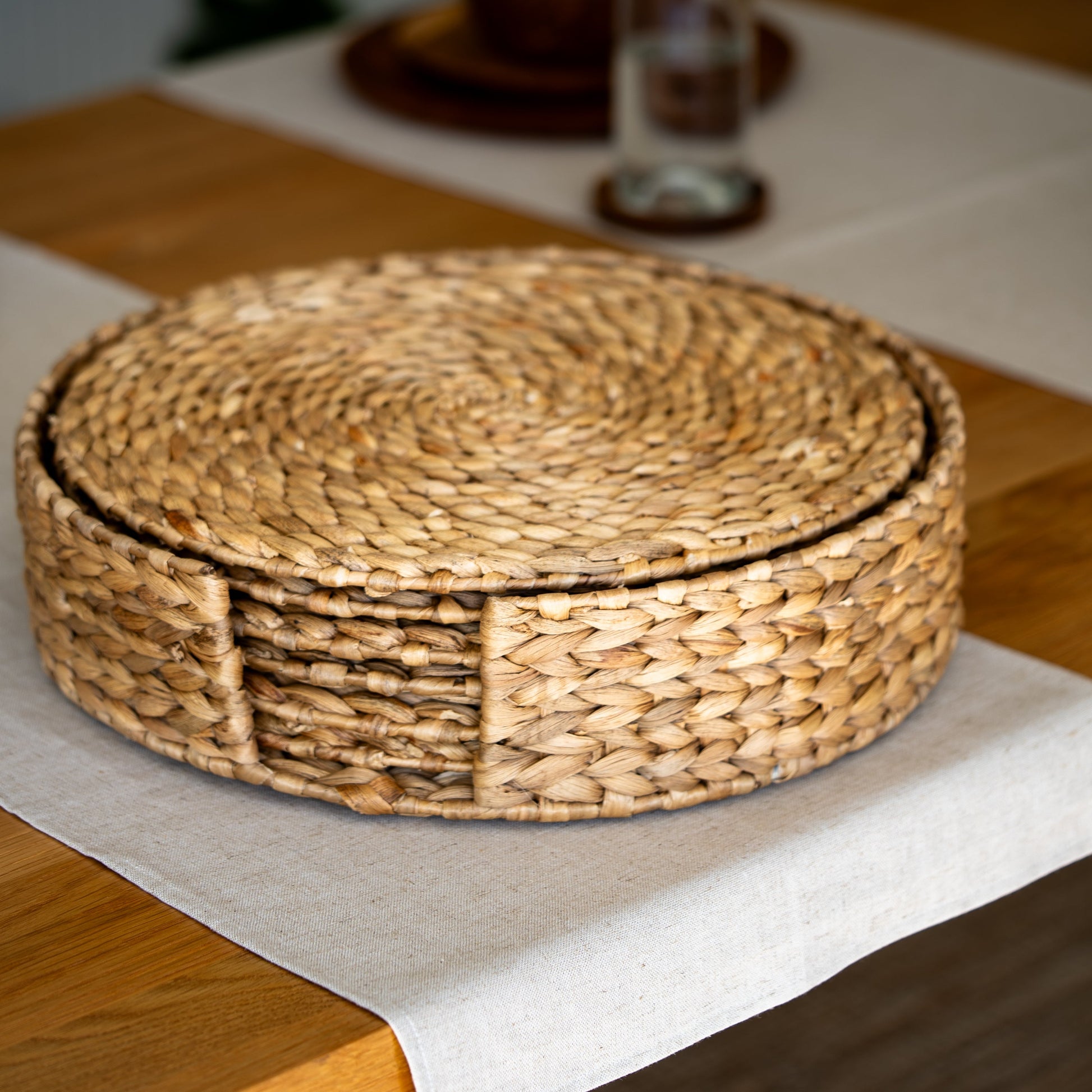 These handwoven placemats are made from sustainable water hyacinth and are stylish and versatile as they can also be used as trivet mats. The holder can also be used for serving or as a decorative centre piece, and comes as a set of 6. Dimensions: 36cm diameter.