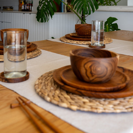 These handwoven placemats are made from sustainable water hyacinth and are stylish and versatile as they can also be used as trivet mats. The holder can also be used for serving or as a decorative centre piece, and comes as a set of 6. Dimensions: 36cm diameter.